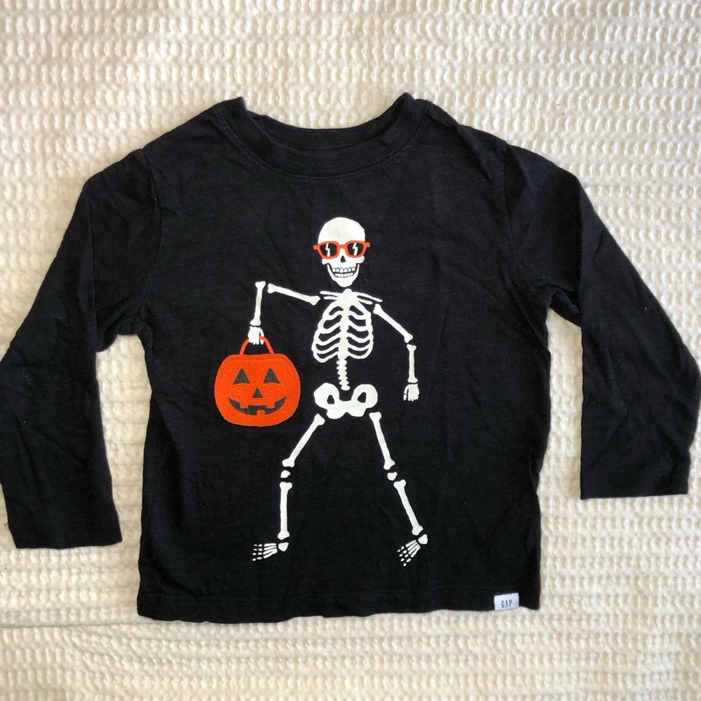 GAP Black Long-Sleeve Tee with White Skeleton and Orange Pumpkin Size 2T